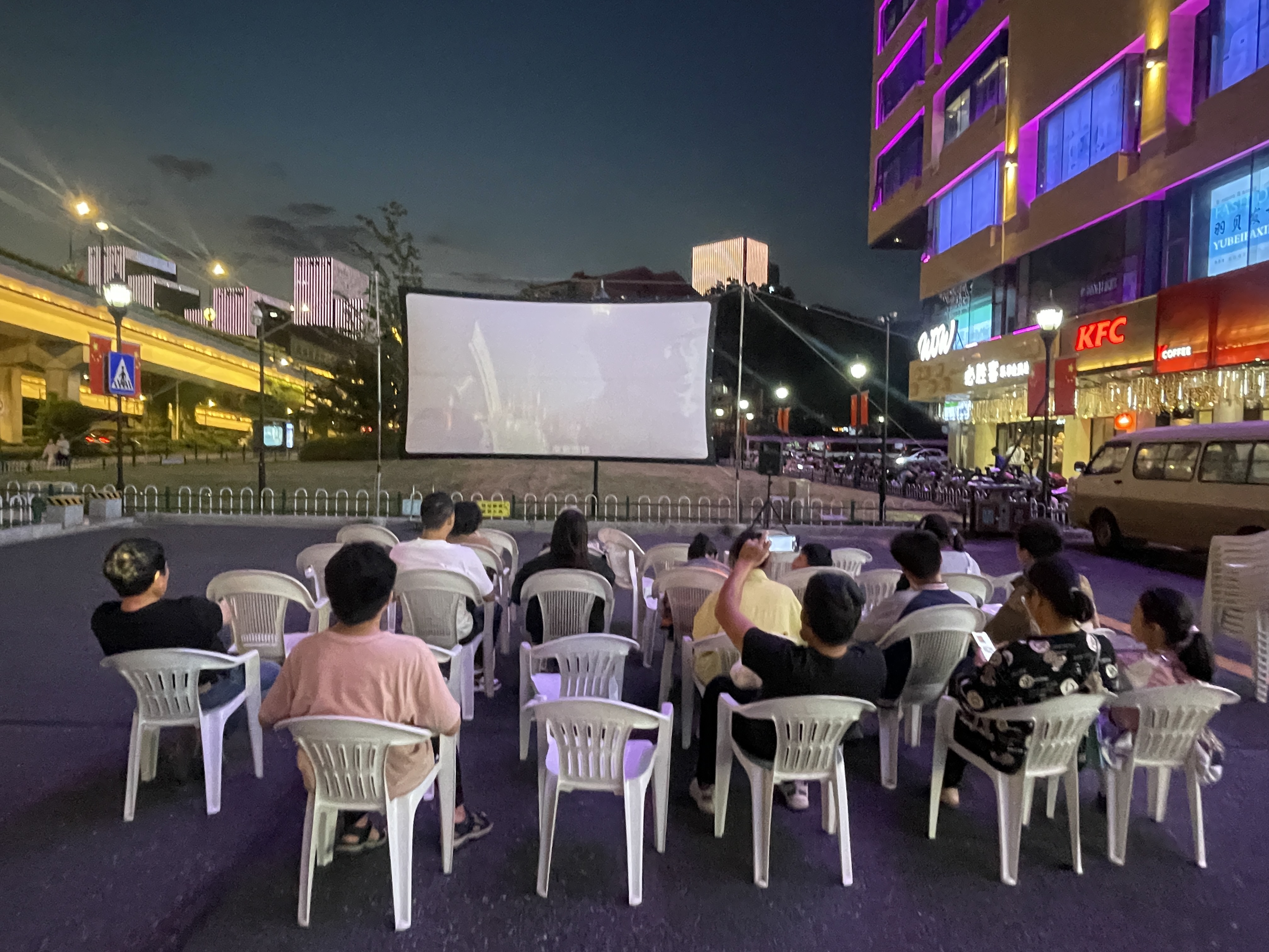 水晶城露天电影放映，点燃红色记忆