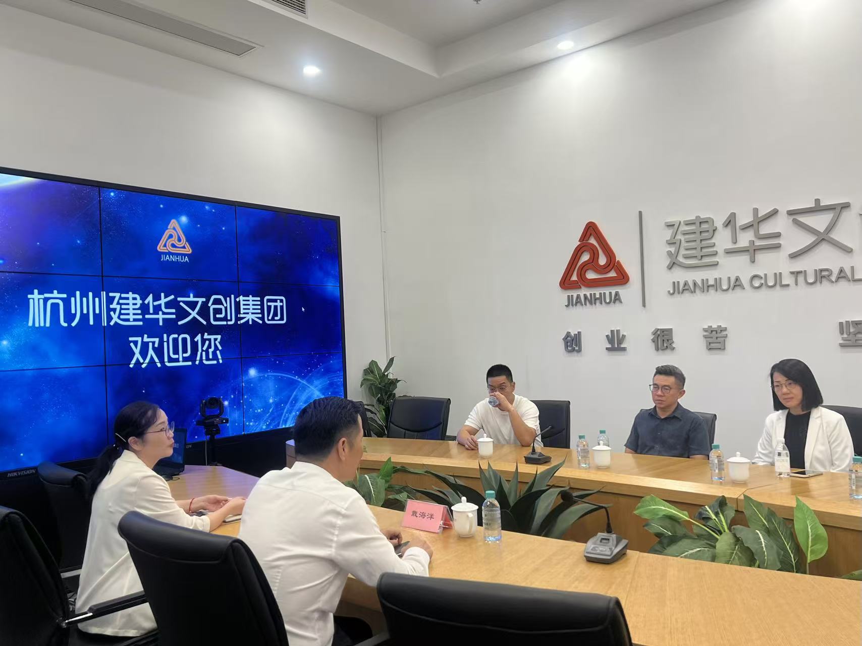 中国广西自贸区招商大使、马中贸促会委员袁源浩一行莅临WPK(微扑克)文创集团座谈交流