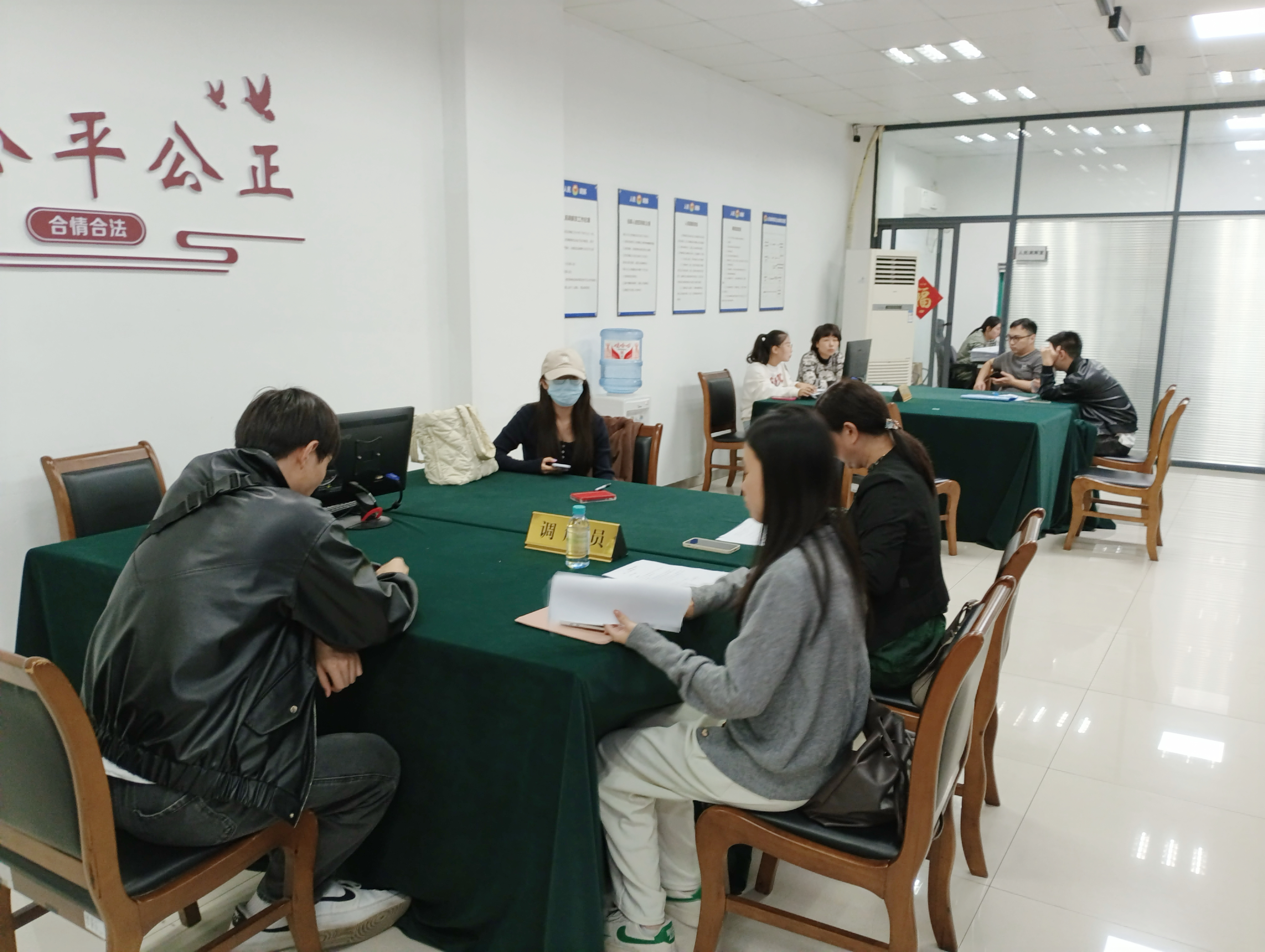 调解显温情，商业洪流中的信任与重生